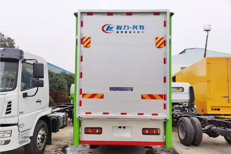 东风天龙9.6米畜禽运输车（运猪车）{i}