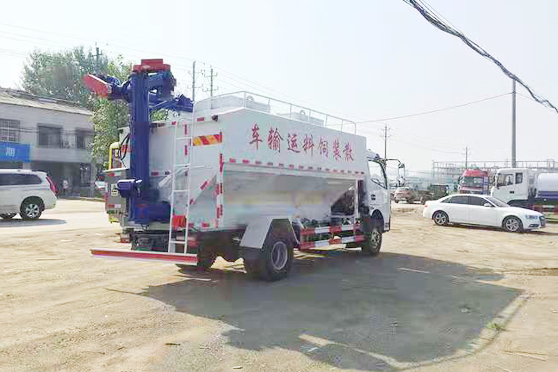 东风大多利卡散装饲料运输车（饲料车）{i}