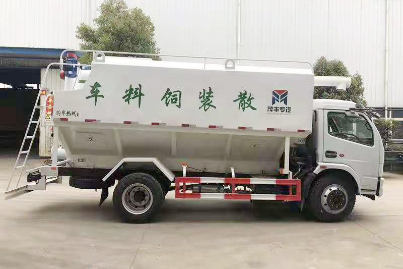 东风大多利卡散装饲料运输车（饲料车）{i}